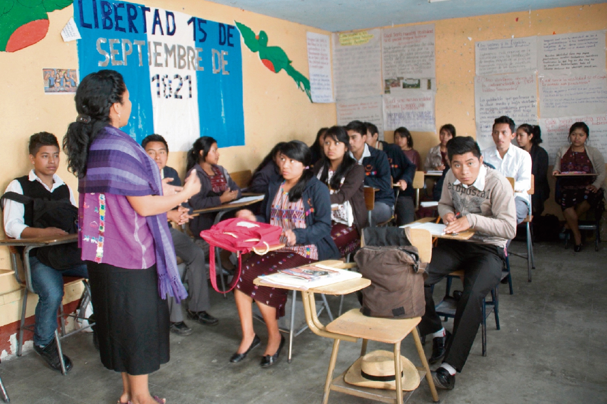 El 40 por ciento de la población del país es indígena y más de la mitad vive en el área rural, por lo que la educación en esas regiones se debe ofrecer en el idioma materno.