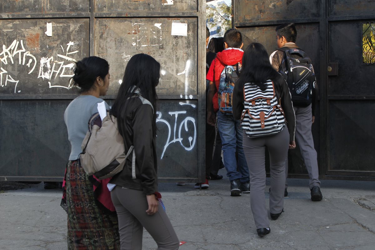 Maestros del Instituto Miguel García Granados de la Bethania Zona 7, supervisan la entra de alumnos.(Foto Prensa Libre: Paulo Raquec)