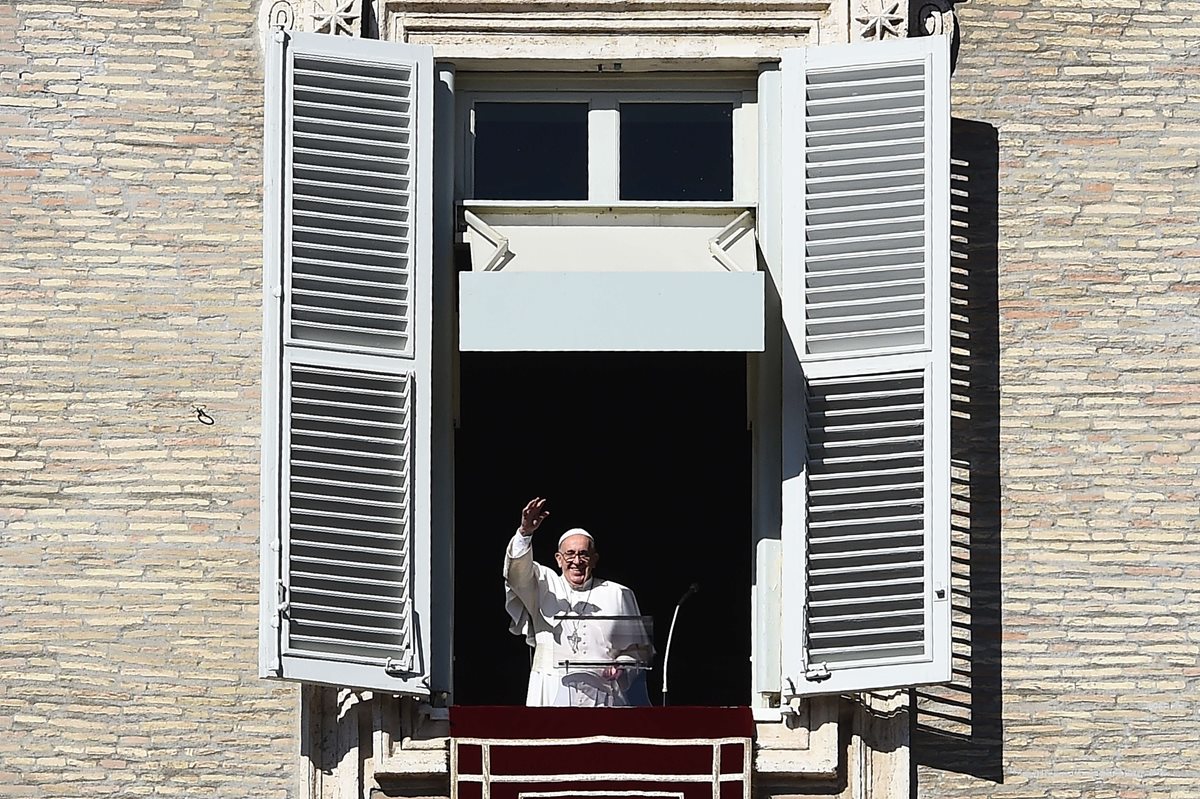 <span class="hps">El Papa</span> <span class="hps">saluda a</span> <span class="hps">la multitud desde</span> <span class="hps">la ventana</span> <span class="hps">del palacio</span> <span class="hps">apostólico</span> <span class="hps">vistas a la plaza</span> <span class="hps">de San Pedro</span>. (Foto Prensa LIbre:AFP).