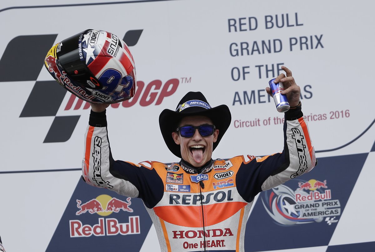 Marc Márquez no ocultó su felicidad tras ganar en el GP de Las Américas. (Foto Prensa Libre: AP)