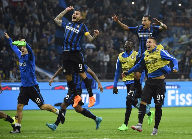 Los jugadores del Inter celebranel triunfo ante su eterno rival (Foto Prensa Libre: AFP)