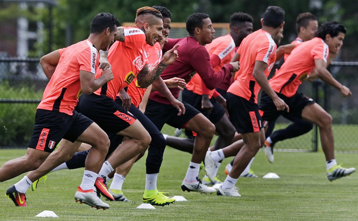 Perú se prepara para enfrentar a Brasil el domingo en busca del pase. (Foto Prensa Libre: AP)