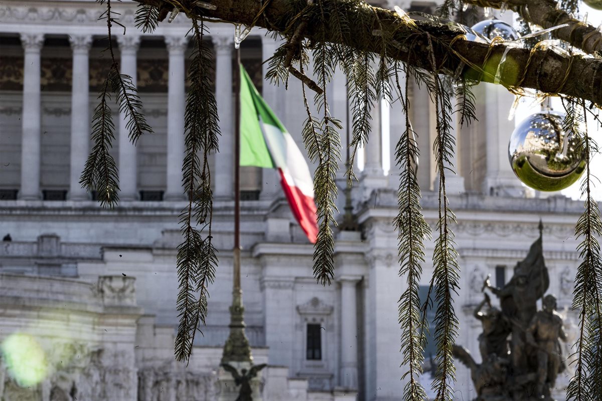 Durante el traslado del árbol a la plaza, las ramas habrían comenzado a quebrarse, según autoridades. (Foto Prensa Libre: EFE)