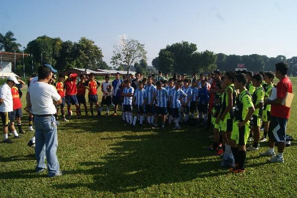 Jugadores escuchan instrucciones de un representante del proyecto Achik', durante el desarrollo del torneo.