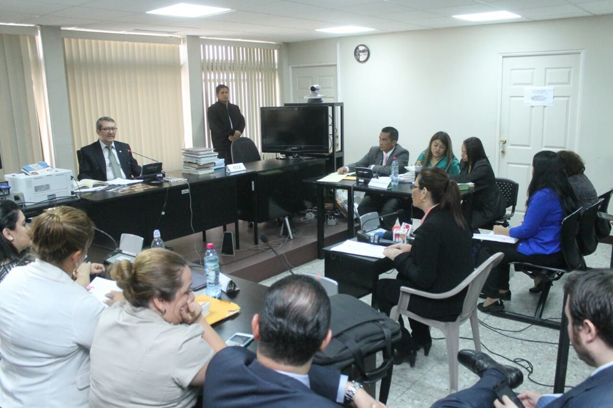 El abogado de Roxana Baldetti planteó una excusa y logró aplazar la audiencia. (Foto Prensa Libre: Paulo Raquec)