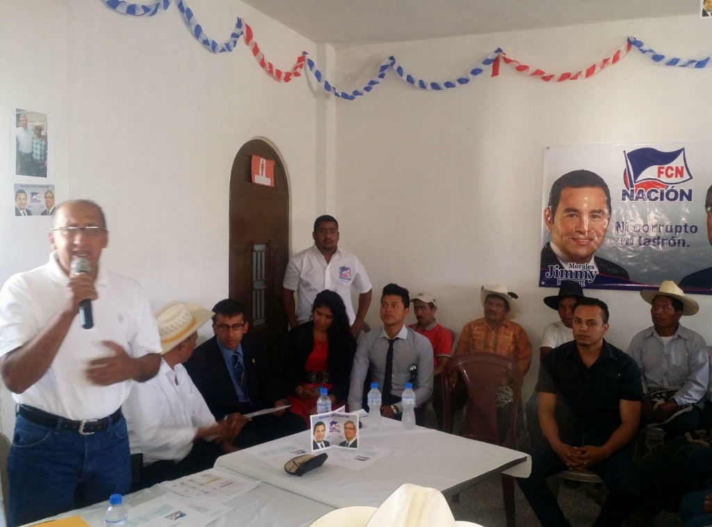 Catarino García, alcalde reelecto de Canillá, Quiché, oficializa su apoyo al presidenciable Jimmy Morales para la segunda vuelta electoral. (Foto Prensa Libre: Óscar González).