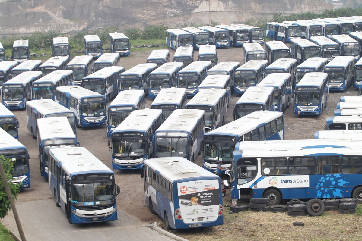 Unidades del Transurbano permanecen estacionadas en un predio de Villa Hermosa, zona 7 de San Miguel Petapa. (Foto Prensa Libre: HemerotecaPL)