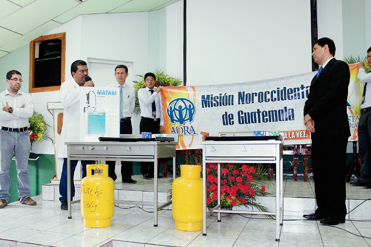 El director del Hospital Regional de Santa Cruz del Quiché, Salomón Delgado (izq), agradece la donación de dos estufas por parte de la iglesia Adventista del Séptimo Día. (Foto Prensa Libre: Óscar Figueroa)