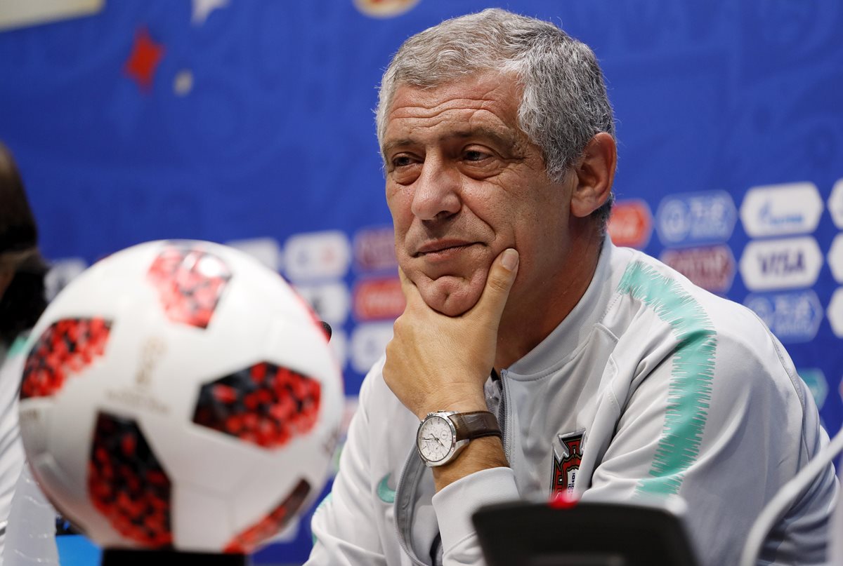 Fernando Santos cree que el equipo debe de jugar en conjunto y ayudar a que CR7 pueda conseguir goles contra Uruguay. (Foto Prensa Libre: EFE)