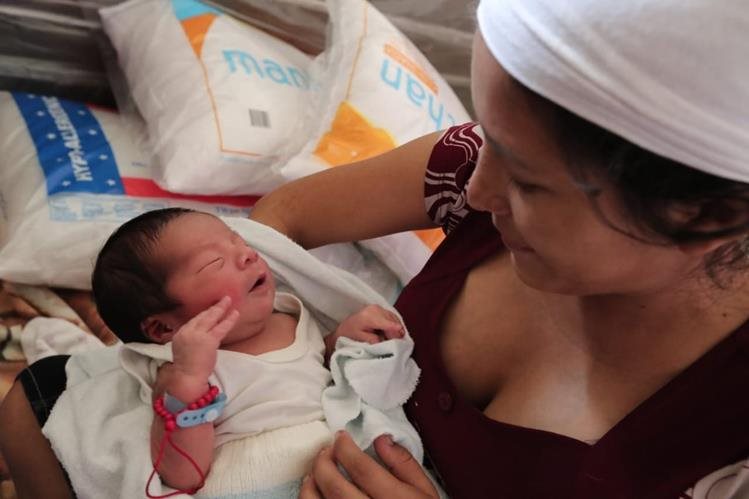 Esmeralda María Hernández, junto al nuevo miembro de su familia. Es un varón que nació el martes último. (Foto Prensa Libre: Álvaro Interiano)