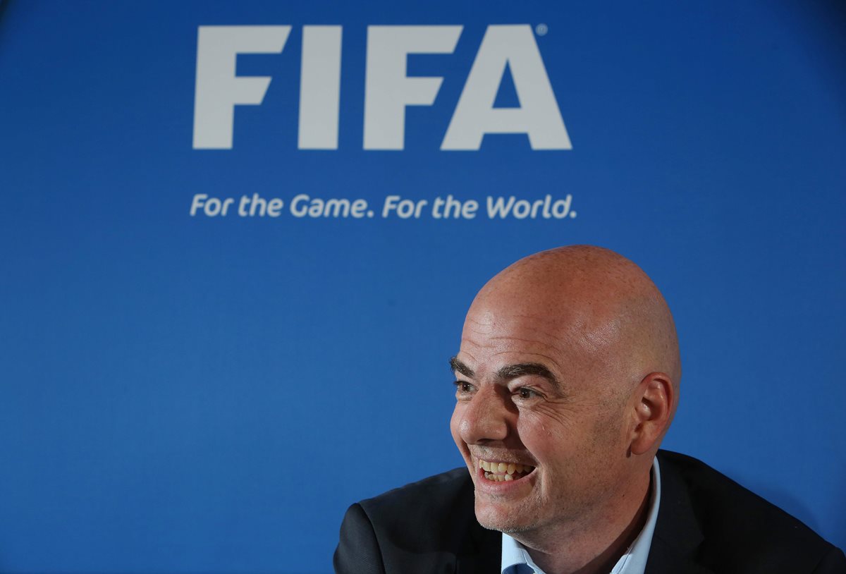 El presidente de la FIFA, Gianni Infantino, expresó su deseo de visitar Bolivia y jugar un partido de fútbol con el presidente Evo Morales. (Foto Prensa Libre: AFP)