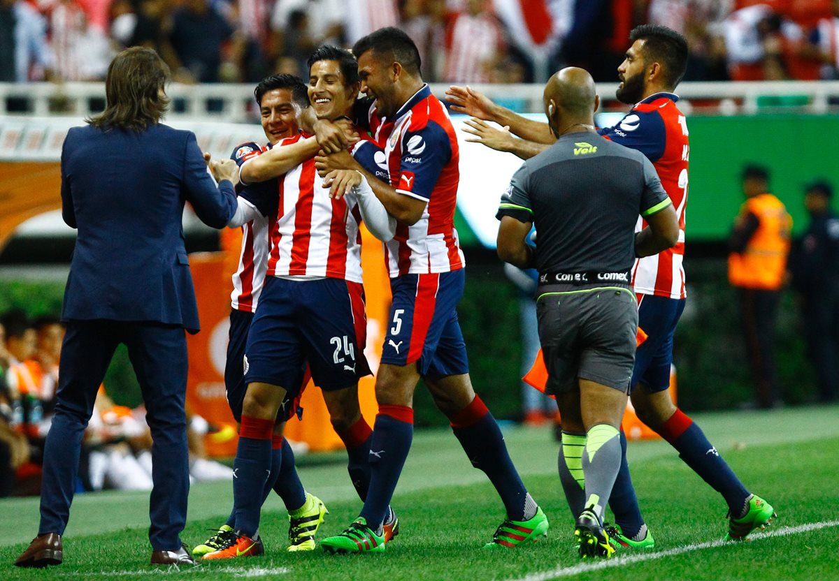 Los jugadores de Chivas esperan volver a celebrar. (Foto Prensa Libre: AFP)