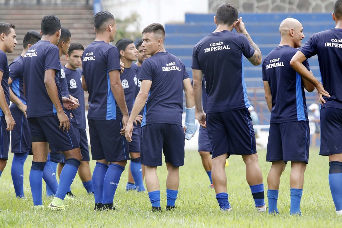 Ángel Cabrera trabaja con un inmovilizador en la mano derecha por una fractura en el dedo. (Foto Prensa Libre: Eduardo Sam Chun)