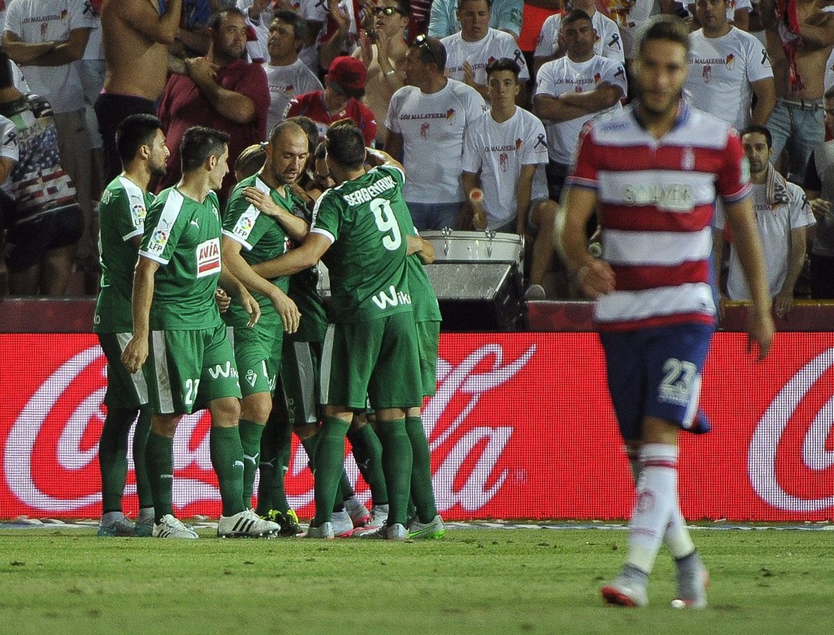 Los jugadores del Eibar celebran el tercer gol del equipo ante el Granada, conseguido por Arruabarrena, durante el partido de la primera jornada de la Liga. (Foto Prensa Libre: EFE)