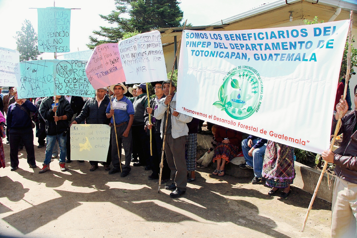 Pobladores de  Totonicapán protestaron con pancartas para exigir pagos atrasados. (Foto Prensa Libre: Édgar Domínguez)