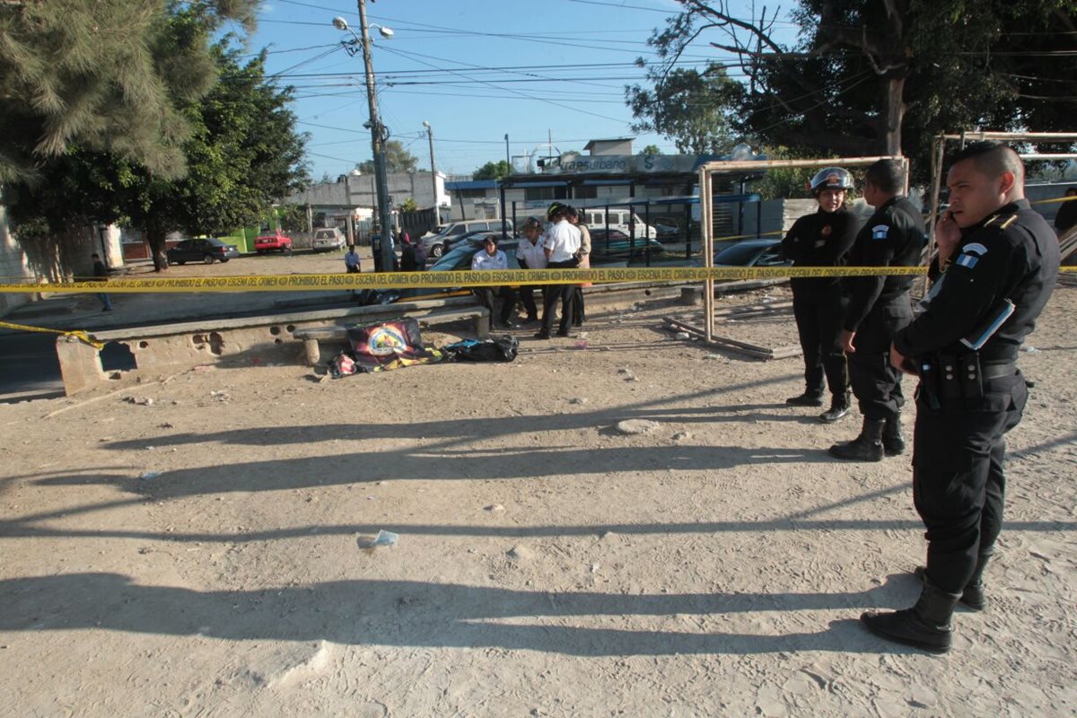 Varias partes humanas localizadas en los campos de fútbol de la colonia Alameda 3, zona 18. (Foto Prensa Libre: Érick Ávila)