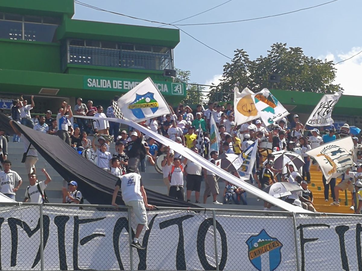 La afición crema apoyó a su equipo en el último partido de la fase de clasificación.