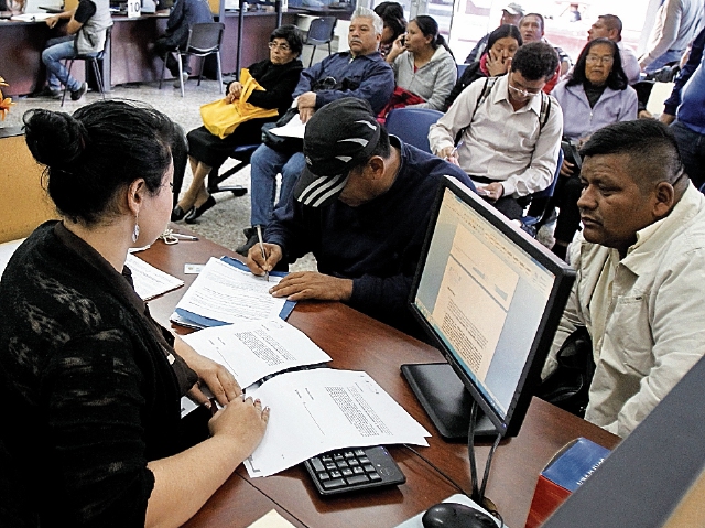 La oficina Nacional de Servicio Civil ha sido usada como agencia de empleos por los gobiernos. (Foto Prensa Libre: Paulo Raquec)