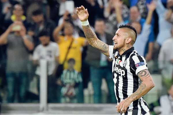 El chileno Arturo Vidal festeja luego de anotar el penalti de la Juventus frente al Mónaco. (Foto Prensa Libre: AFP)