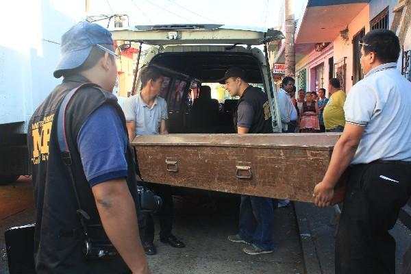 El cadáver  de Roldán es llevado a la morgue.