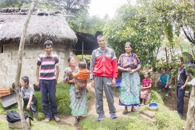 González posa junto a su familia. (Foto Prensa Libre: Norvin Mendoza)