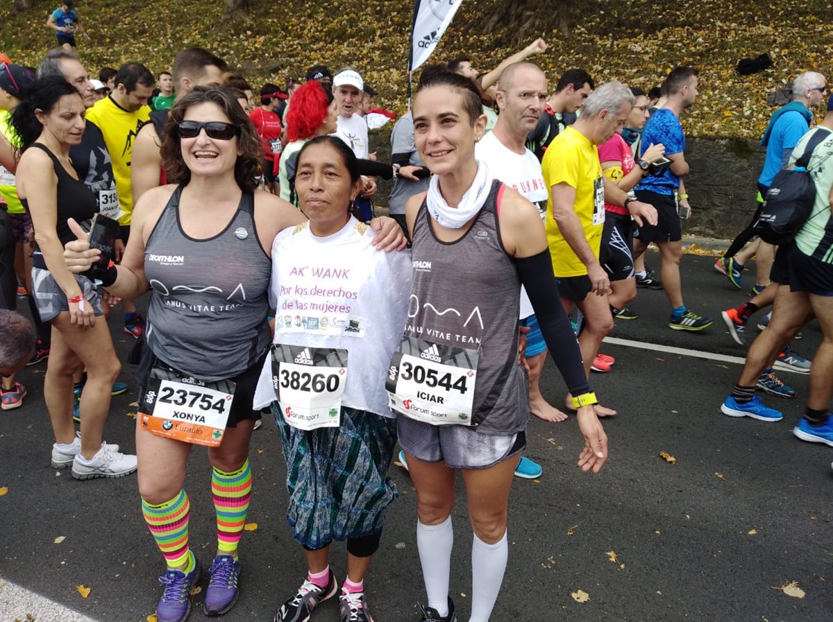 María Tun se fotografía con dos corredoras españolas en la competencia en el País Vasco. (Foto Cortesía Inocenta Macz de INCIDE).