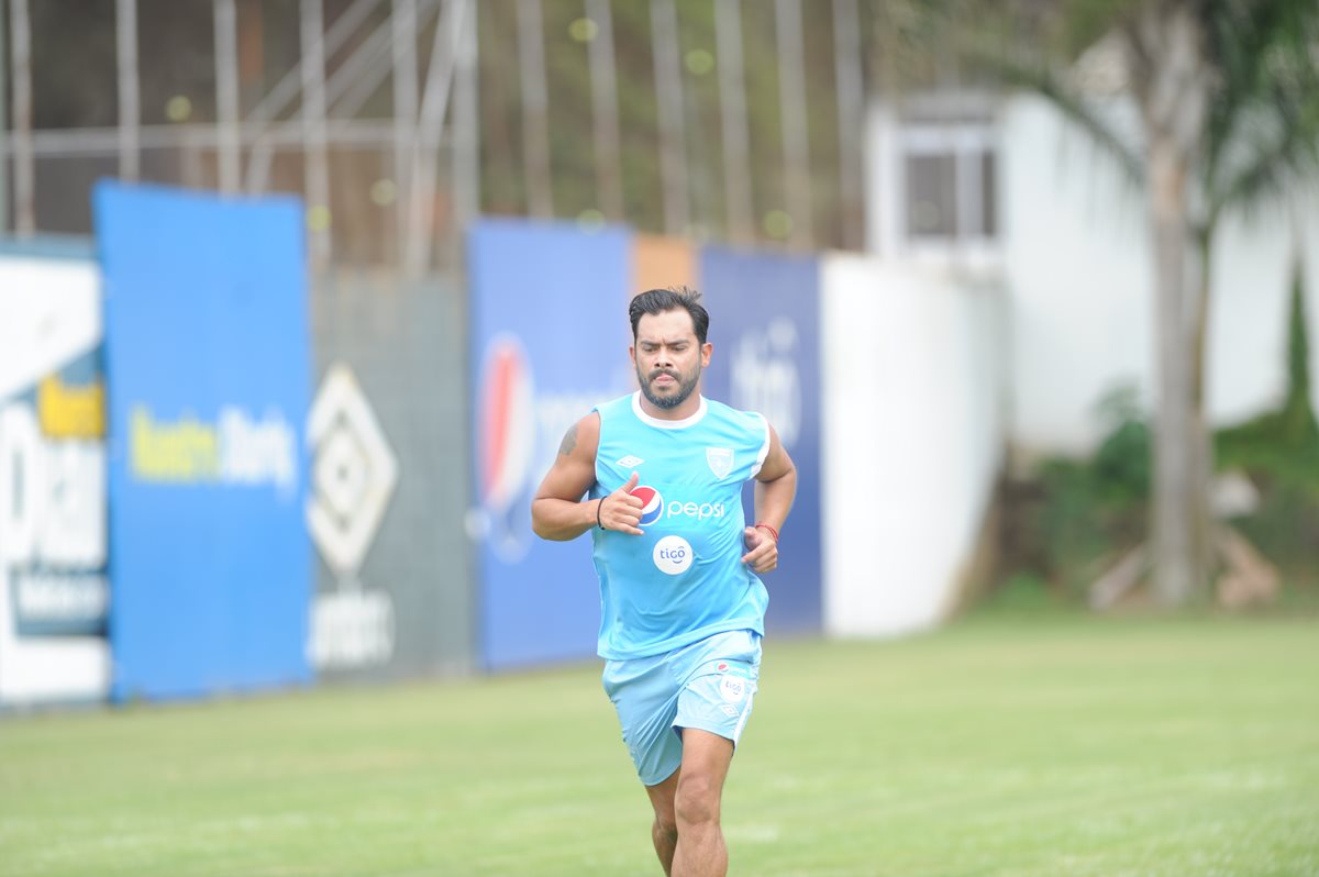 Carlos Ruiz se entrena en la cancha de Proyecto Goal. (Foto Prensa Libre: Edwin Fajardo)