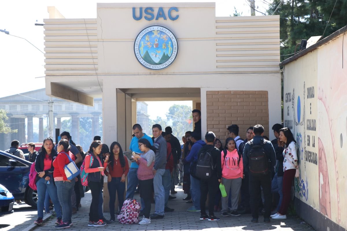 Las instalaciones del Cunoc fueron tomadas este día por encapuchados quienes declararon no grato al presidente Jimmy Morales. (Foto Prensa Libre: María José Longo)