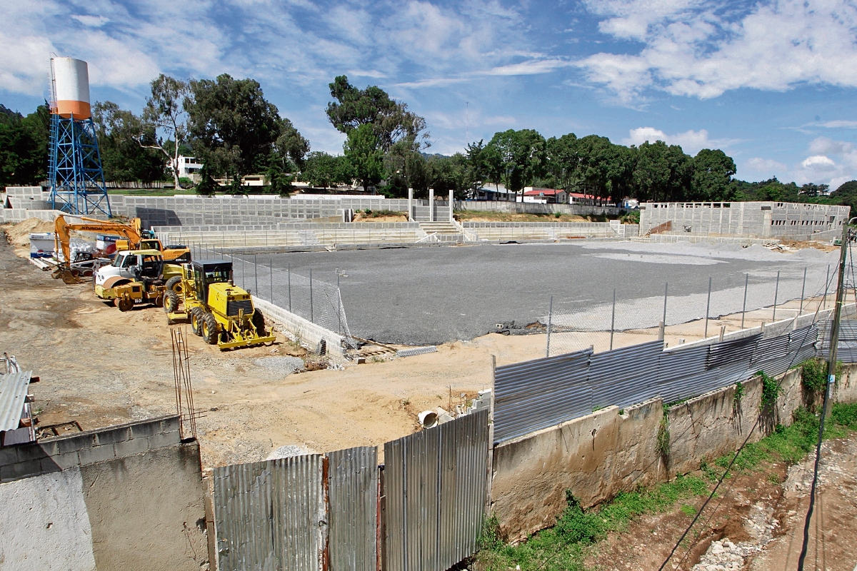 El estadio municipal en Mixco quedó de esta forma luego de la suspensión de los trabajos por falta de fondos en el Ministerio de Cultura y Deportes.