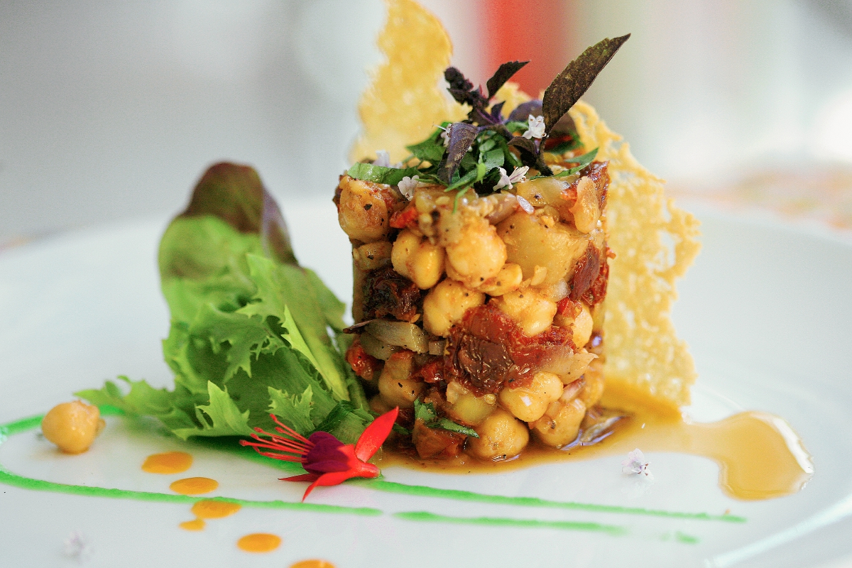 Ensalada de garbanzos con berenjena asada, receta preparada por los chefs Gerber Arias y José Osoy, de Academia Culinaria Las Margaritas, es rica en proteínas. (Foto Prensa Libre, Brenda Martínez)