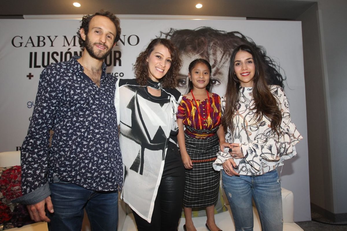 Javier y Daniela (en los extremos), del dueto Manguito, Gaby Moreno y Yahaira Tubac, durante la presentación del IV Festival Acútico (Foto Prensa Libre: Keneth Cruz).