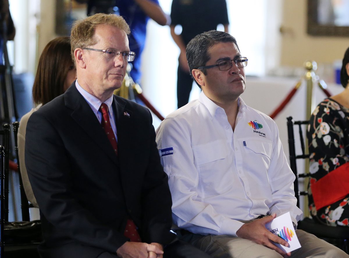 El presidente hondureño, Juan Orlando Hernández (d), junto al embajador de Estados Unidos acreditado en Honduras, James Nealon (i), durante una actividad pública. (Foto Prensa Libre: EFE).