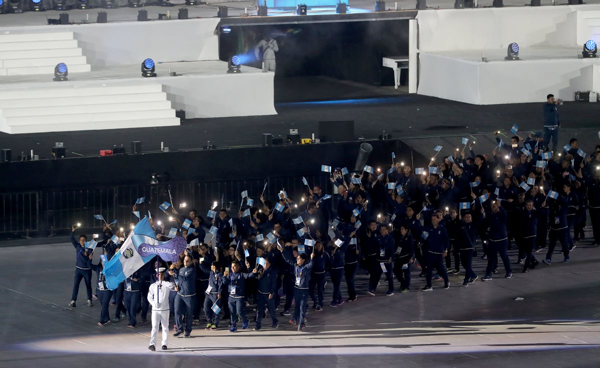 La delegación de Guatemala desfila en el acto de inauguración. (Foto Prensa Libre: Carlos Vicente).