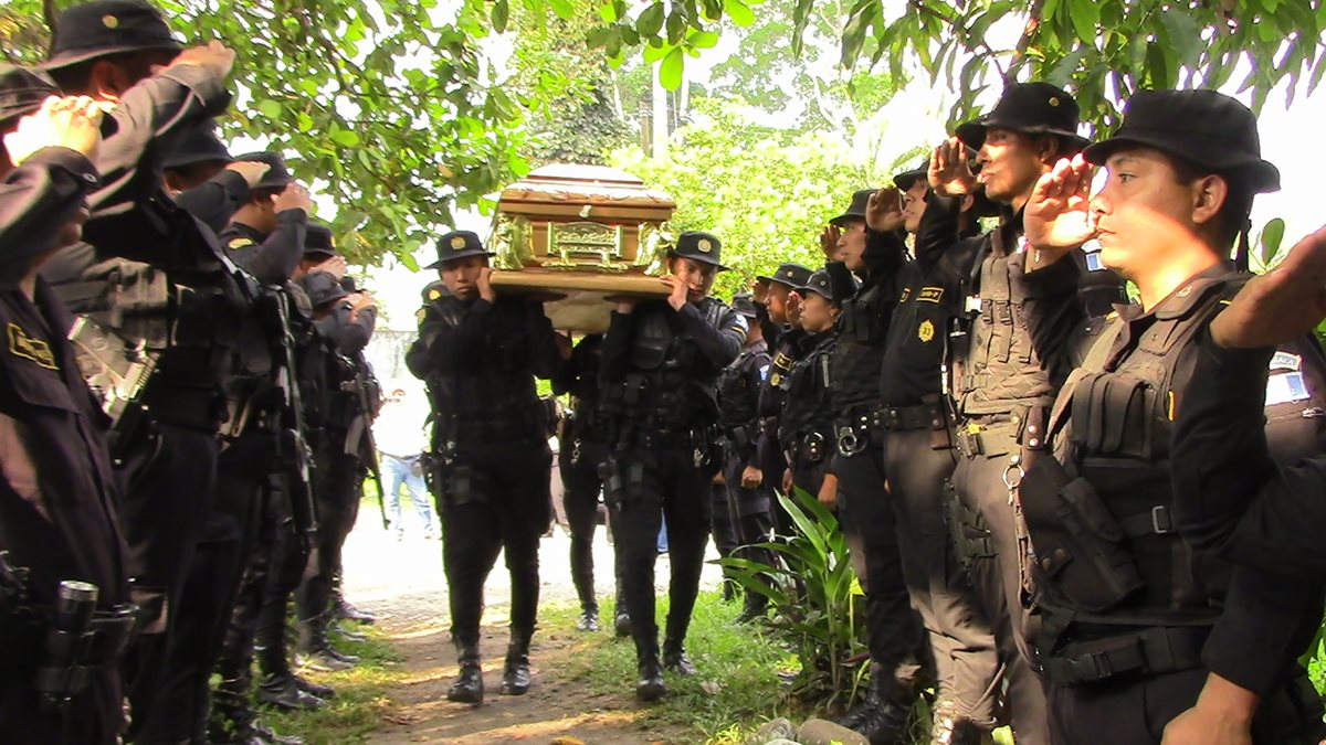 Agentes de la comisaría 33 de la PNC hacen homenaje póstumo a su compañero luego que apareciera muerto. (Foto Prensa Libre: Melvin Popá)