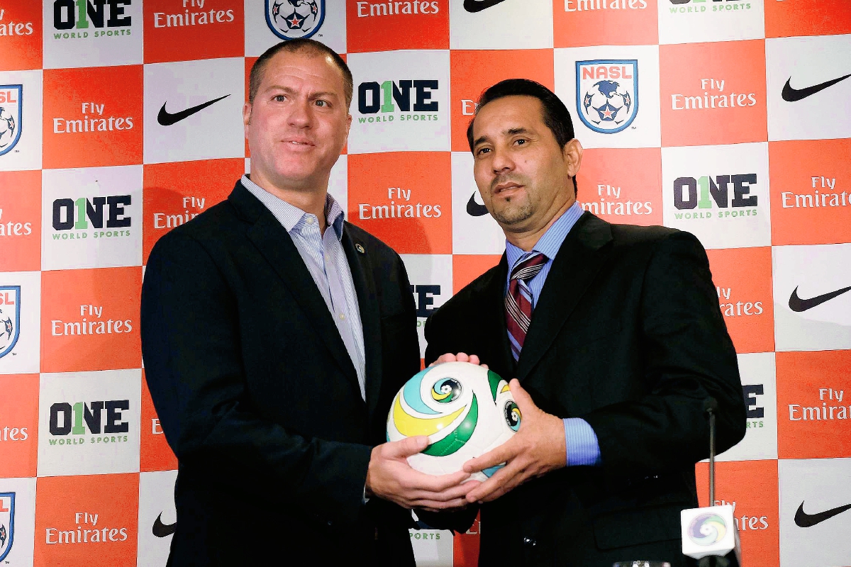 Giovanni Savarese, técnico del Cosmos y el seleccionador de Cuba Walter Benitez presentaron en Nueva York el partido amistoso entre ambos equiopos. (Foto Prensa Libre: AFP)