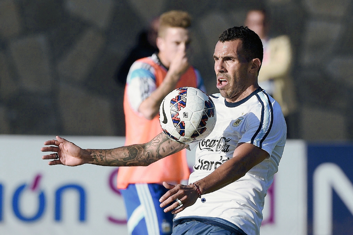 Los ojos del mundo están puestos en Carlos Tevez y su futuro. (Foto Prensa Libre: AFP)