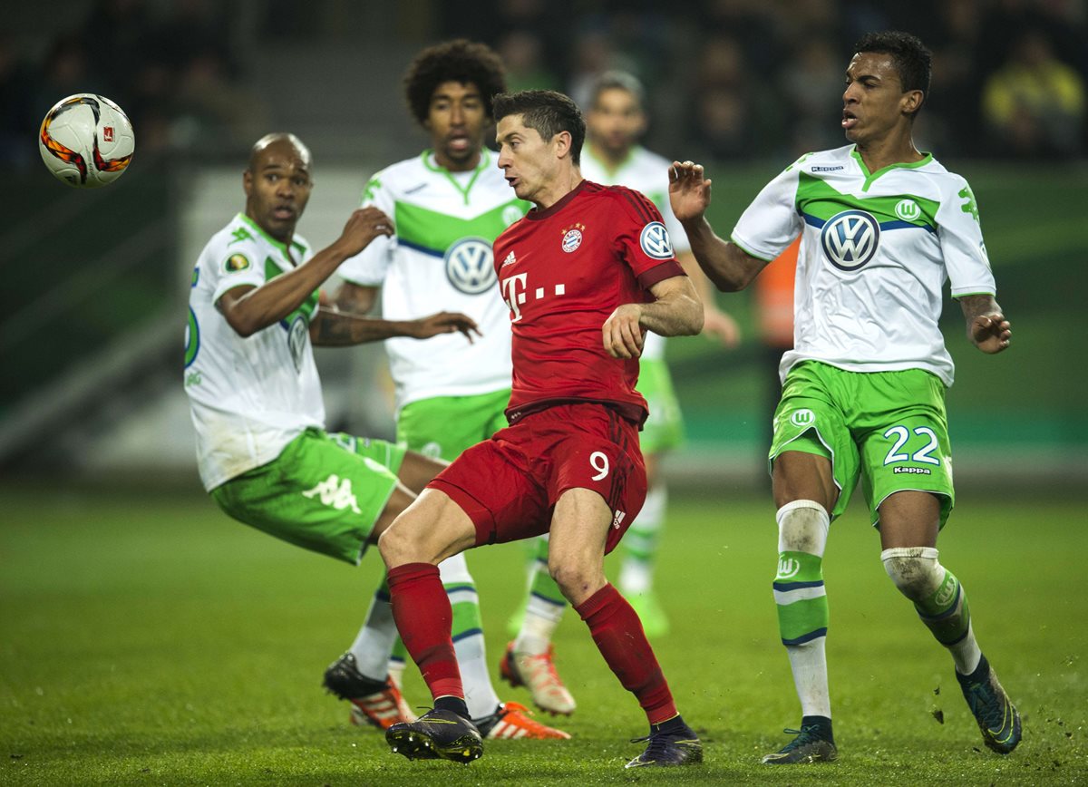 El delantero del Bayern de Múnich Robert Lewandowski muestra un gran respeto por el mítico goleador Gerd Muller. (Foto Prensa Libre: AFP)