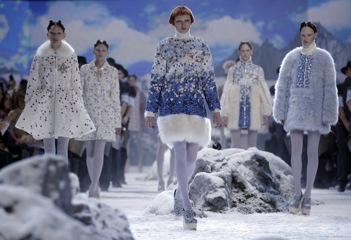 Modelos lucen creaciones de Moncler Gamme Rouge de su colección otoño-invierno 2016-2017, en la Semana de la Moda en París. (Foto Prensa Libre, AP)