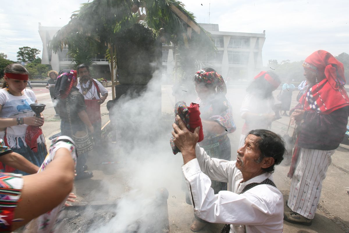 Ceremonia maya en el campus central de la USAC durante la conmemoración del Día de la Resistencia Indígena. (Foto: Hemeroteca PL)