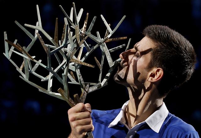 Djokovic entra en la historia al ganar Paris-Bercy por cuarta vez. (Foto Prensa Libre: EFE)