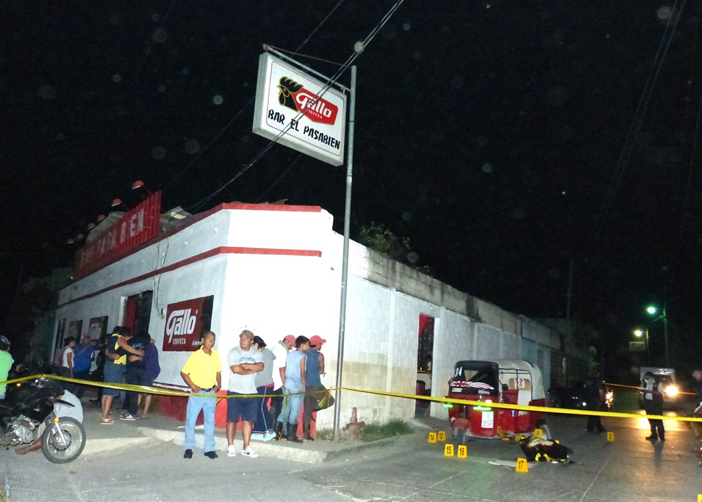 Vecinos y familiares permanecen en el lugar donde ocurrió el doble crimen, en Sanarate, El Progreso. (Foto Prensa Libre: Héctor Contreras)