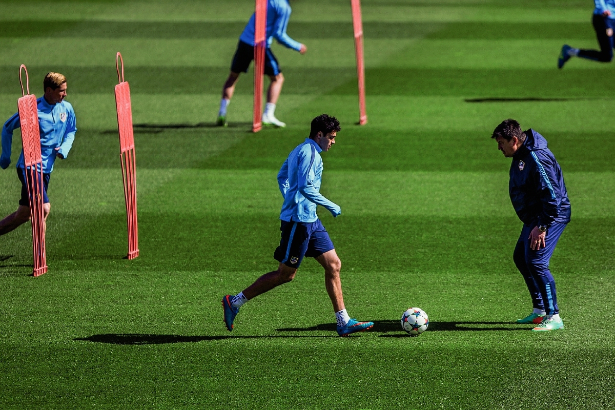 El asistente técnico del Atlético de Madrid German Burgos, observa y dirige el entrenamiento de los jugadores este lunes. (Foto Prensa Libre: AP)