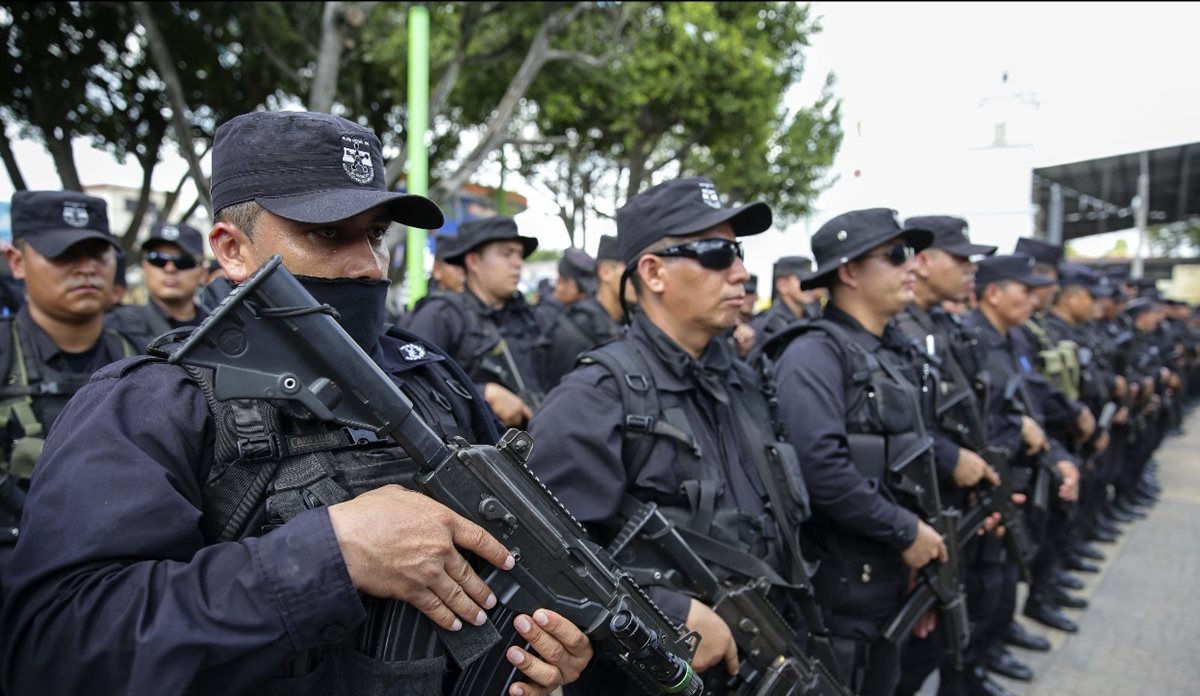 Efectivos de la Fuerza de Intervención de la Policía Nacional montan guardia. (Foto Prensa Libre: EFE)