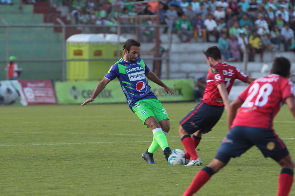 José Manuel Contreras trata de retener el balón durante una de las acciones del juego. (Foto Prensa Libre: Norvin Mendoza)