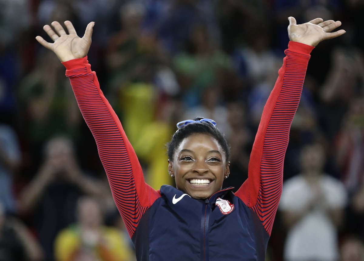 Simone Biles ganó la medalla de oro en todo evento en los Juegos Olímpicos de Río de Janeiro. (Foto Prensa Libre: AP)