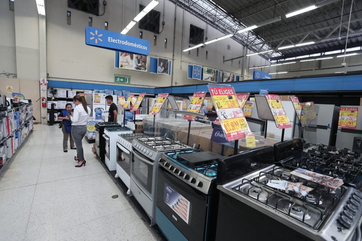 Según estudios de Walmart entre los productos que más buscan los clientes durante el Día Más Barato del Año son estufas, microondas, refrigeradoras, entre otros. (Foto Prensa Libre: Juan Diego González)