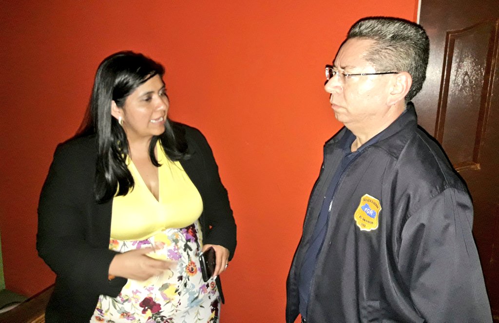 Fiscal General, Douglas Meléndez, verifica inspección en vivienda de la periodista Karla Turcios y su conviviente. (Foto Prensa Libre: Fiscalía de El Salvador)