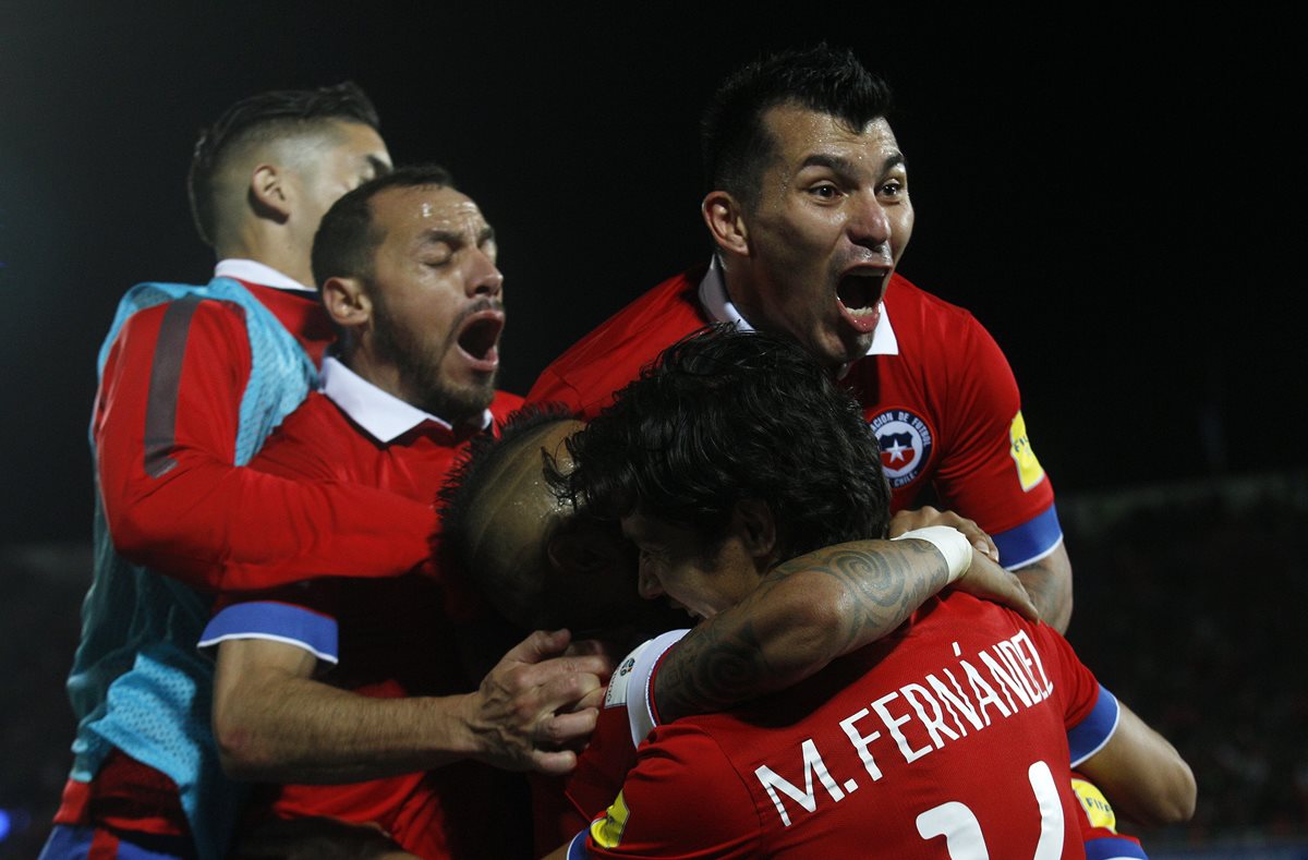 Los jugadores chilenos celebran con Vargas el gol ante Brasil. (Foto Prensa Libre: AFP)