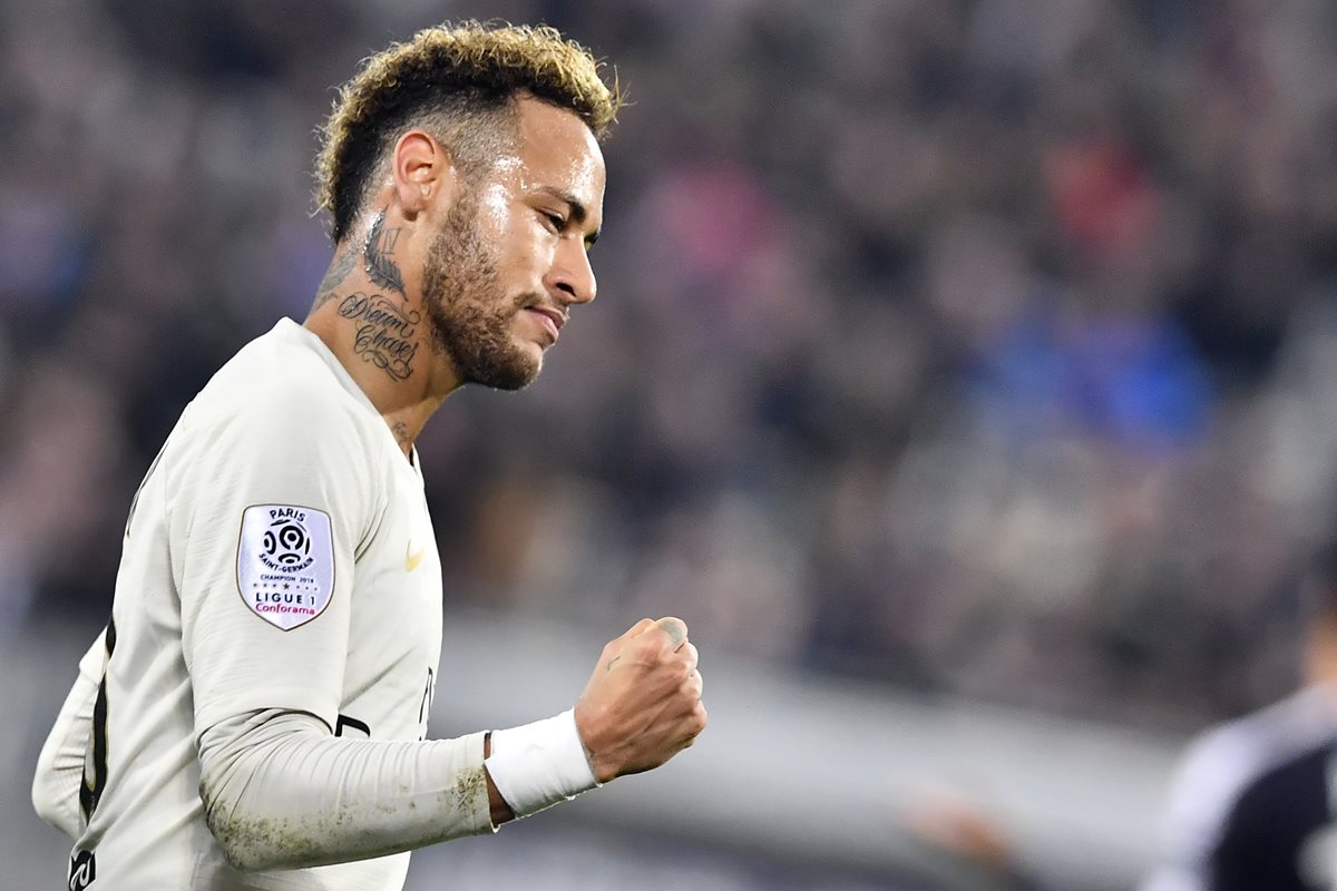 Neymar será uno de los jugadores claves para que el PSG se quede con el pase a los octavos de final de la Champions. (Foto Prensa Libre: AFP)