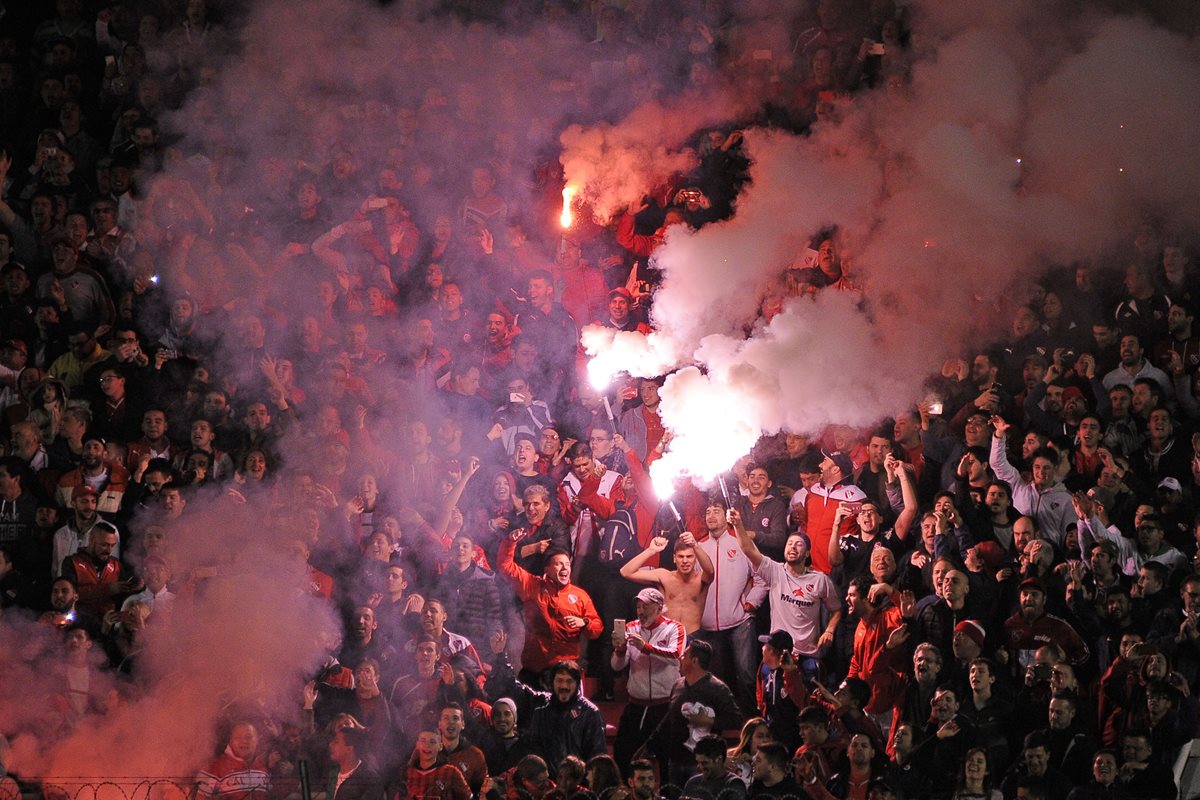 La barrabrava de Independiente sufrió un duro golpe luego de que fueran arrestados. (Foto Prensa Libre. AFP)